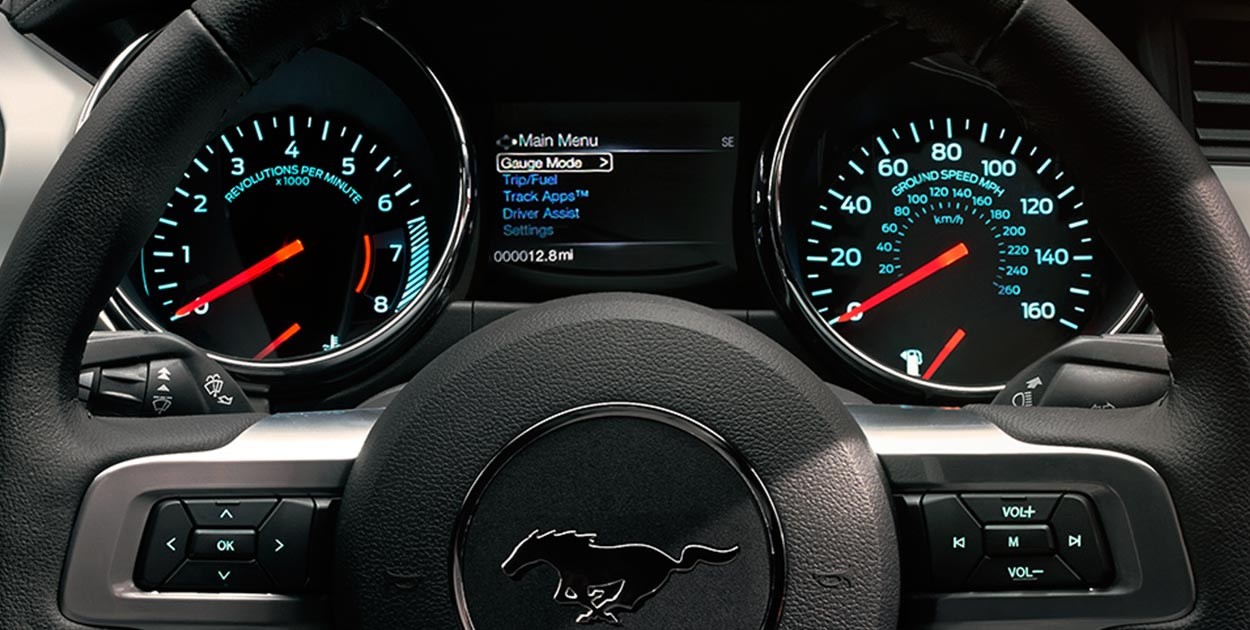 Разгон мустанга. Форд Мустанг 2017 приборная панель. Ford Mustang 2016 приборная панель. Приборка Ford Mustang 2020. Форд Мустанг спидометр.